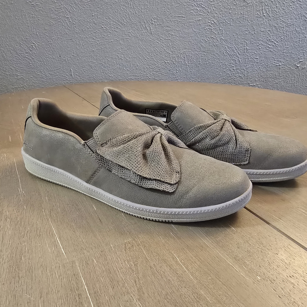 Women's Madison Ave - Curtsied slip-on sneaker Size 6